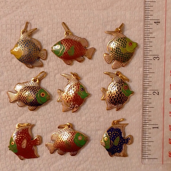 New Vintage lot of 9 Cloisonne Fish Pendants Various sizes/colours - Picture 2 of 8
